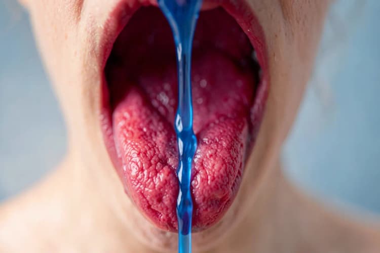 Representação visual de um garganta irritada com um fluxo suave de líquido calmante descendo.
