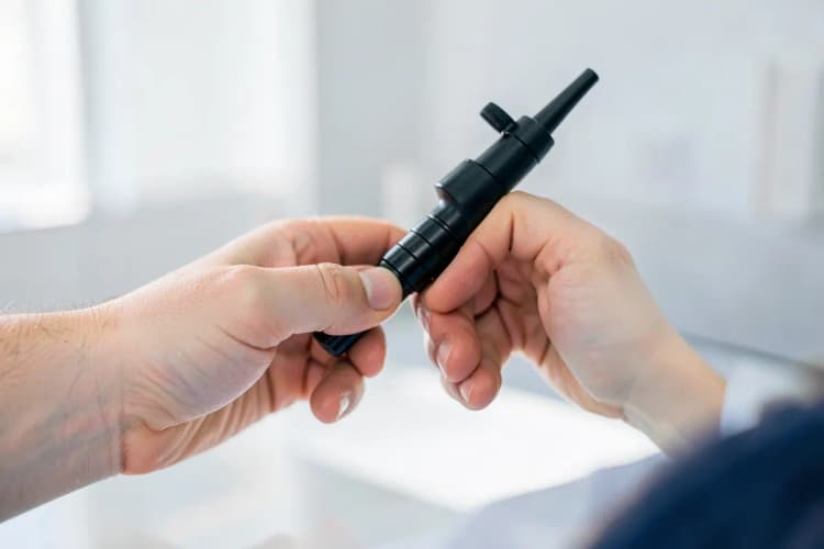 Um médico examinando um paciente com um otoscópio, foco no ouvido