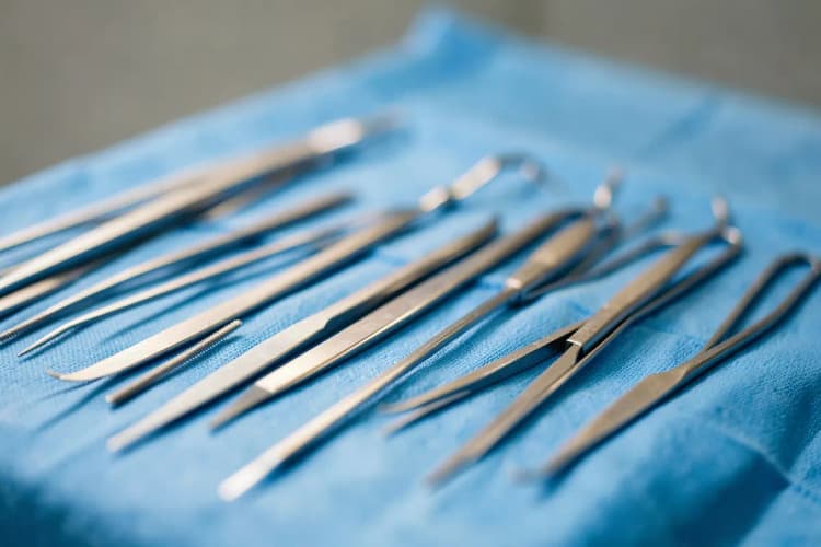 Ilustração médica mostrando a técnica cirúrgica de septoplastia, com instrumentos cirúrgicos e foco no septo nasal