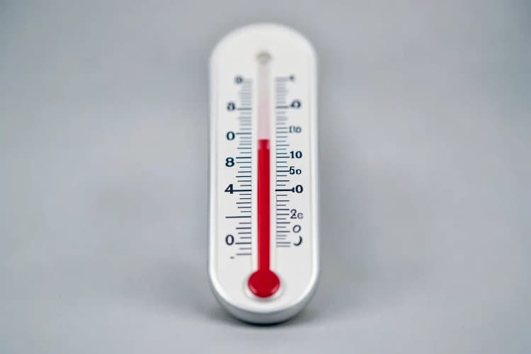 Um gráfico de termômetro mostrando temperatura elevada, simbolizando febre.
