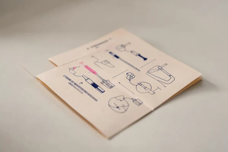 Instruções de uso de spray nasal com ilustrações simples.